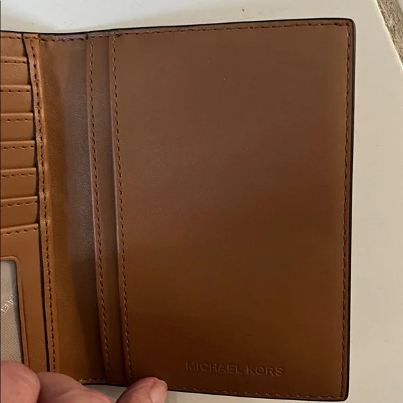 MICHAEL KORS NWOT BROWN CARD & PASSPORT CASE - Picture 7 of 9